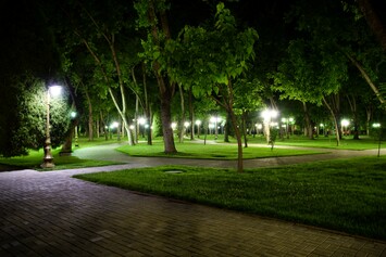 Eclairage public dans les parcs et jardins de la ville