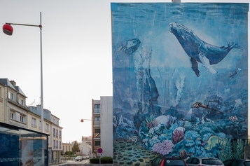 Fresque murale sur le thème de la biodiversité, de la solidarité et de l'égalité.